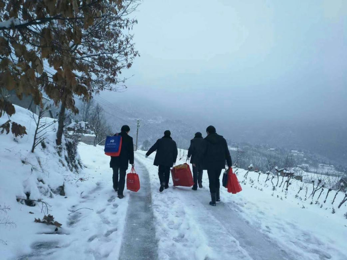 远安农商银行针对受暴雪影响较重的种植业农户，委派“金融村官”第一时间上门了解客户情况    摄影/李明