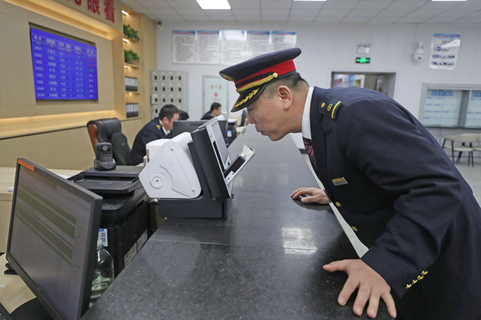 2月4日，在沈阳机务段动车运用车间派班室，动车司机在出发前检测酒驾。新华社记者 杨青 摄