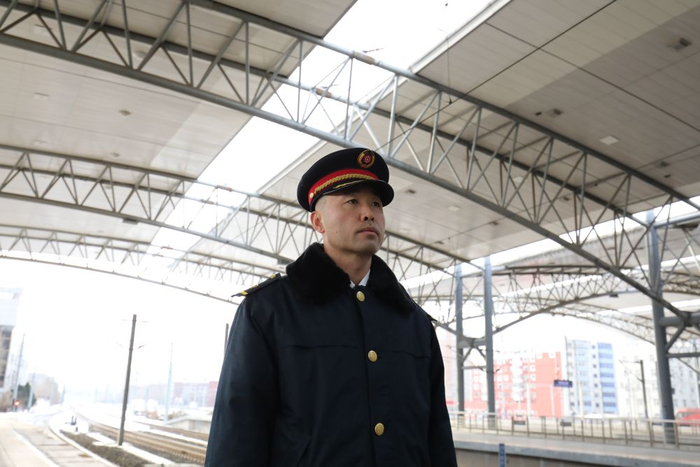 2月4日，接班司机在沈阳北站提前到车站立岗接车。新华社记者 杨青 摄
