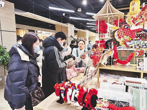     2月3日，河北博物院河博文化创意空间，消费者在选购文创产品。 河北日报记者 常方圆摄