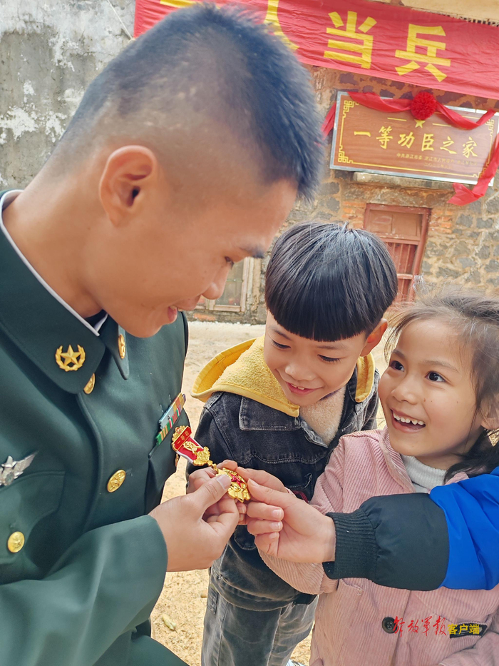 小朋友们满脸崇拜地看着柯东贤的一等功勋章。申冬冬摄