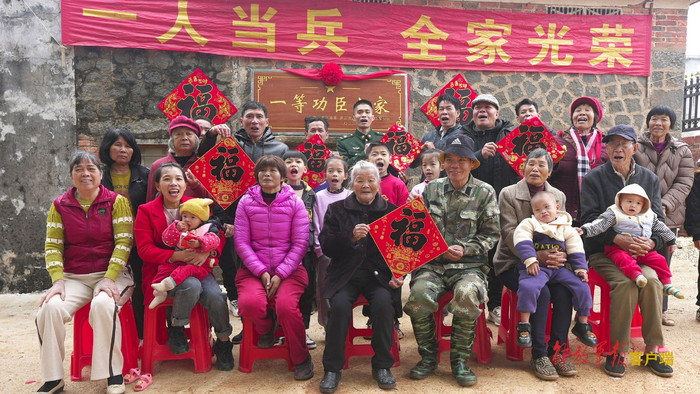 柯东贤（第三排正中）、获救村民，以及他们的家人合拍全家福。中国军网记者 杨殿基摄