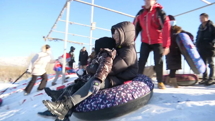 畅享滑雪圈。