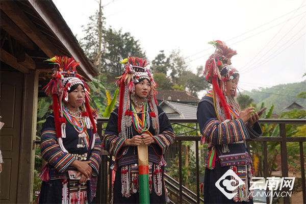 永前老寨的村民正在候场