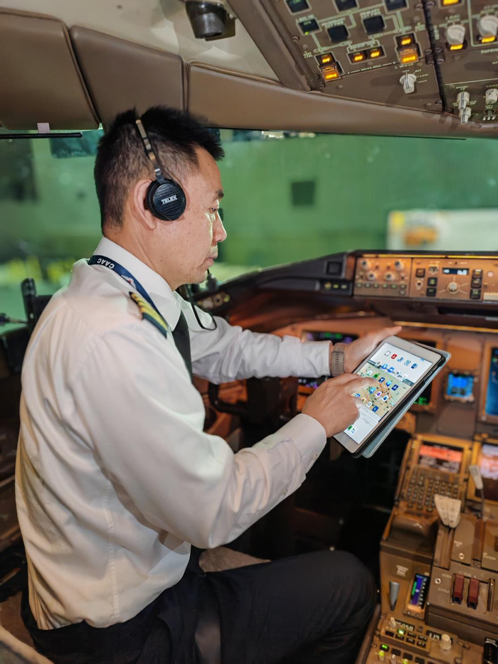 航班起飞前，张岭一丝不苟地逐一核对检查清单，做最后的检查确认。受访方供图