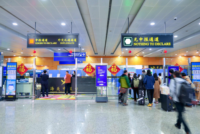 “智慧旅检”助浦东机场进出境旅客“无感”顺畅通关。陈兴洲 摄