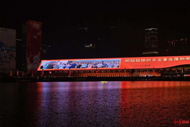 ▲天府国际会议中心瓦屋面数字大屏上播放的精彩点滴