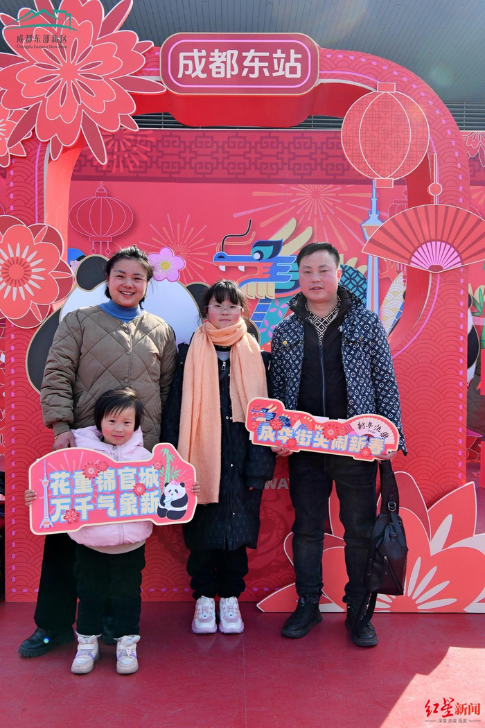 ▲张世英一家拍全家福