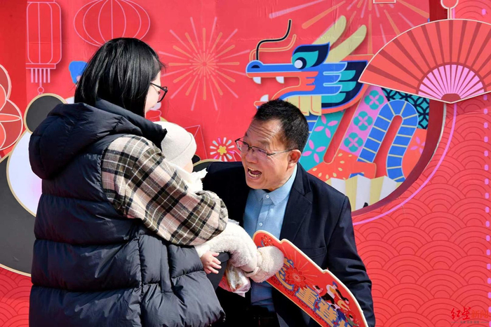 ▲第一次见到孙儿的爷爷