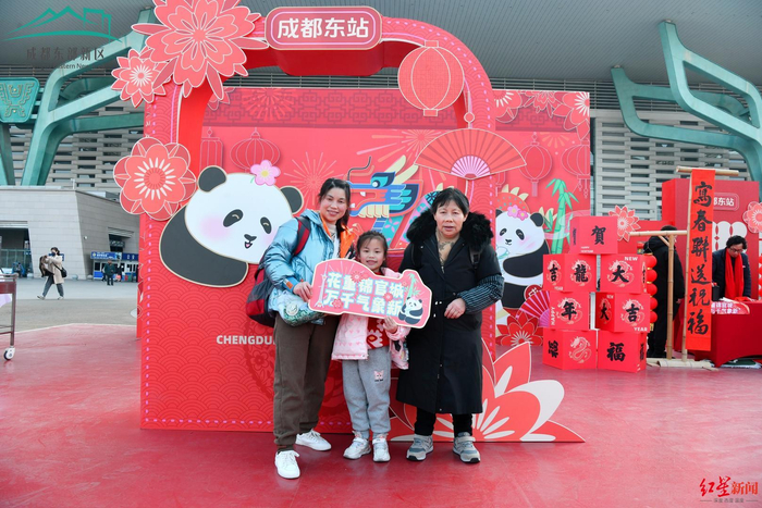 ▲给儿子带蛋挞的刘女士