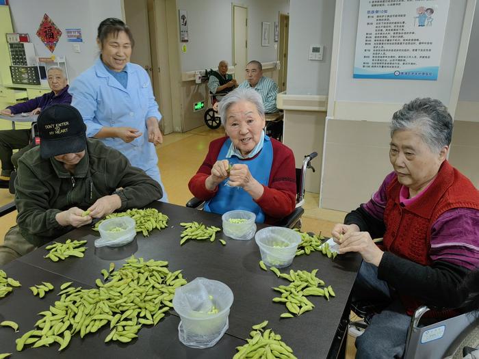 爱剥毛豆的住院老人们，让这家医院的食堂总有毛豆菜系（院方供图）