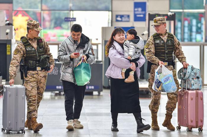     2月9日，武警重庆总队官兵在重庆北站为过往的旅客提供帮助。新华社发（王肸 摄）