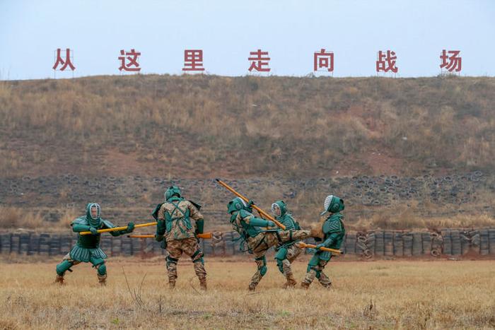     2月9日，陆军第72集团军某旅组织刺杀对抗训练，锤炼官兵实战对抗技能。新华社发（张毛 摄）
