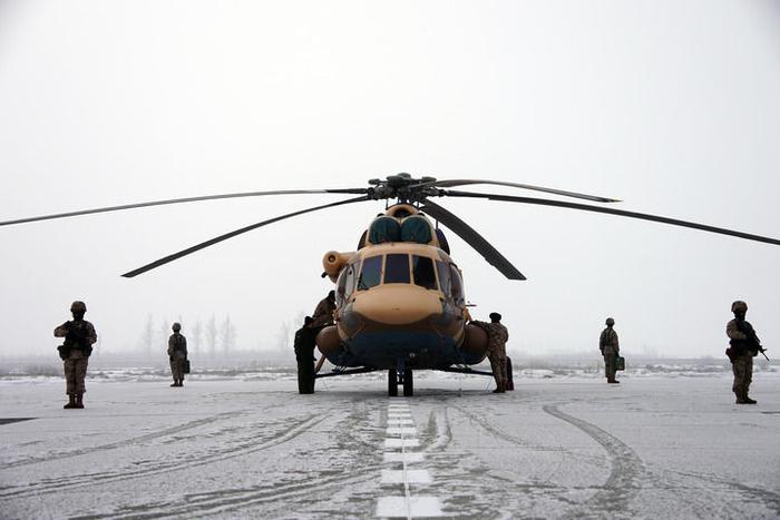     2月9日，新疆军区某陆航旅组织值班机组官兵进行演练。新华社发（姬建涛 摄）