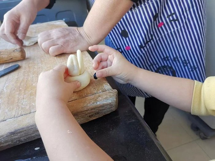 去年，邱盛越家人一起参与年夜饭制作。图/受访者提供