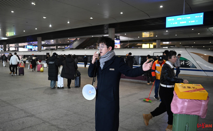 ▲杨帆正在引导旅客进入站台