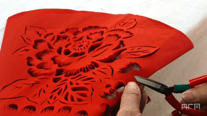 红纸剪窗花(央广网记者 汪晓青 摄)