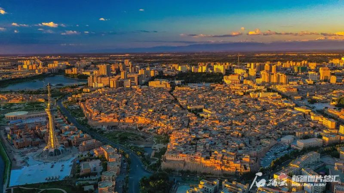 传统与现代在喀什和谐共生（资料图片）。武勇 摄