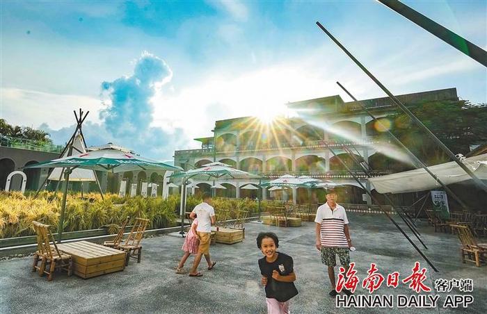 游客在琼中红毛镇新伟农场的山有·食茶饭稻民宿享受休闲时光