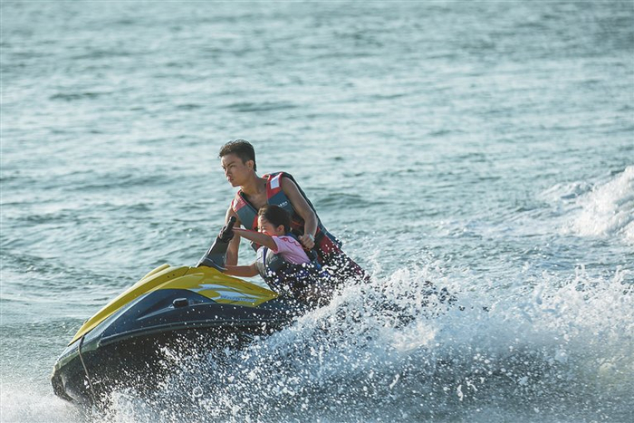 游客在东方市八所港鱼鳞洲体验摩托艇游玩项目。通讯员 赵茜 摄