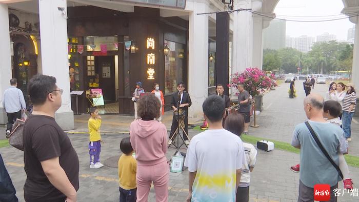 中山路中段有乐队弹唱引得游客市民们围观聆听。记者 李文韬摄