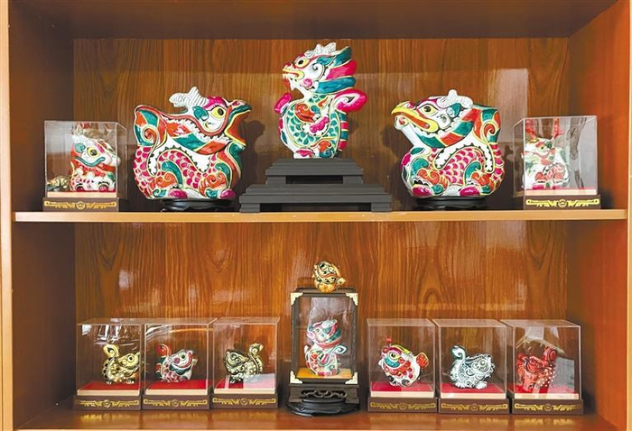 胡新明父子设计制作的凤翔泥塑。 本报见习记者 孙亚婷摄