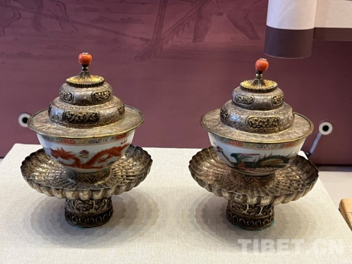 图为绘有龙凤的藏式茶碗 摄于民族文化宫　摄影：王茜