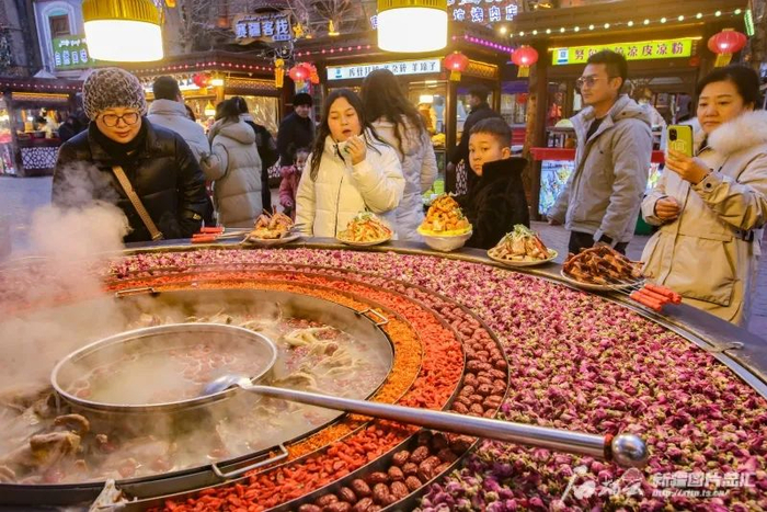 2月5日，喀什古城景区汗巴扎夜市的玫瑰花鸽子汤吸引了许多游人围观品尝。石榴云/新疆日报记者 蔡增乐 摄