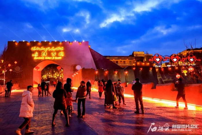 2月5日，游客在喀什古城景区游览。石榴云/新疆日报记者 蔡增乐 摄