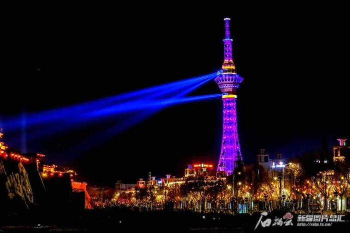 昆仑塔美轮美奂的灯光造型点缀着喀什夜色。石榴云/新疆日报记者 蔡增乐 摄‍