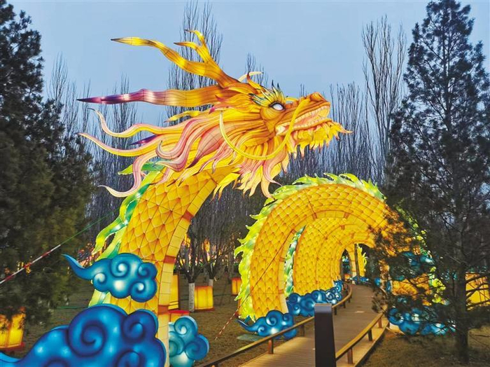 昆明池七夕公园内的花灯“神龙赐福”（2月5日摄）。 本报见习记者 孙亚婷摄