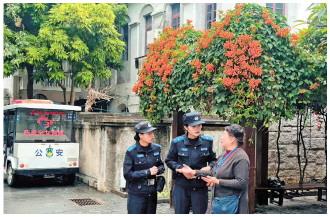 图为“屿家亲女警队”队员解答游客咨询。