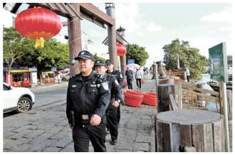 图为民警在潭门中心渔港老渡口巡逻。