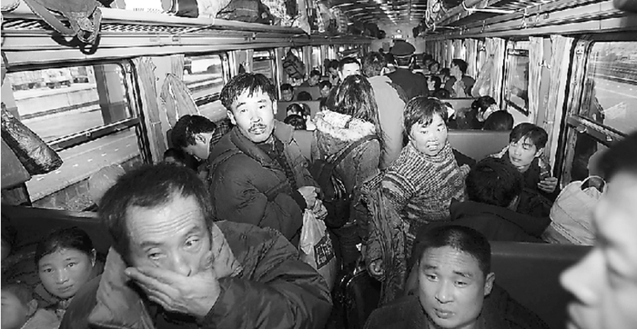 2006年末,春运开始时,绿皮车内十分拥挤.(报纸图片资料)