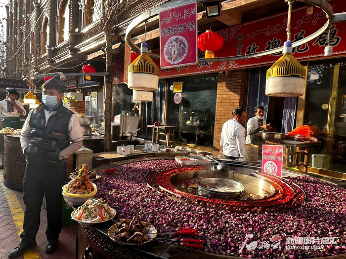 好喝又好看的玫瑰花鸽子汤吸引着游客。天山网-新疆日报记者 张小宓摄