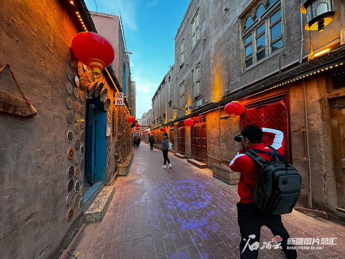 红灯笼让喀什年味十足。 天山网-新疆日报记者 张小宓摄