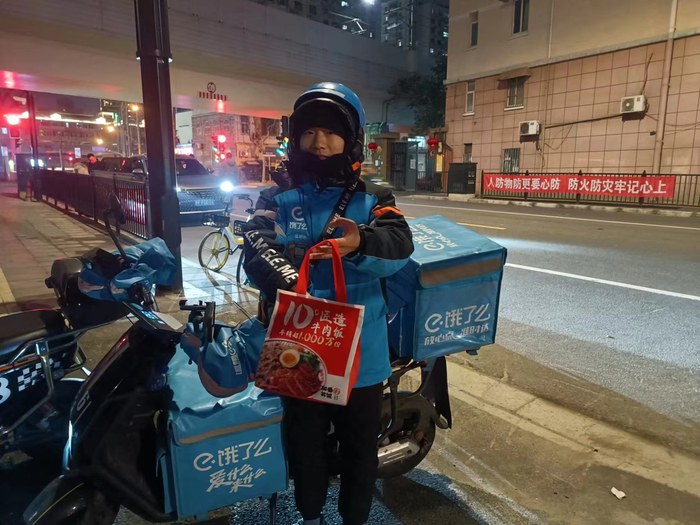 外卖员左飞春节期间留在上海送外卖.受访者供图
