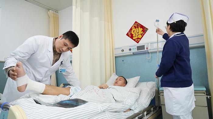     2月9日，联勤保障部队第902医院值班医生在军人病房查看患者术后康复情况。新华社发（年乐怡 摄）