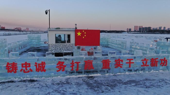     2月9日，陆军某边防旅官兵在中俄界江冰哨站岗执勤。新华社发（许春林 摄）