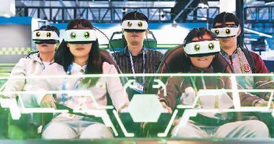 2023年10月21日，安徽省芜湖市，市民在第十一届中国（芜湖）科普产品博览交易会上体验虚拟现实技术。新华社记者 杜 宇摄