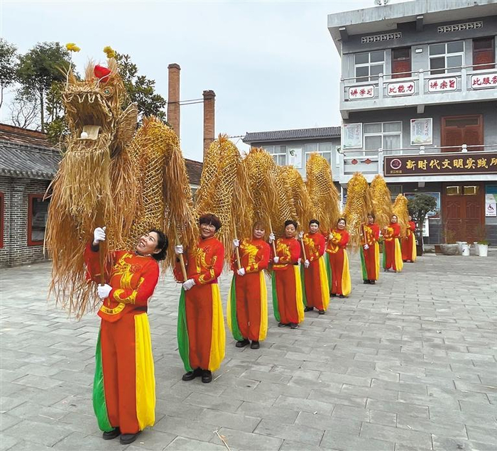2月2日，传统草龙展示活动在汉中市汉台区龙江街道举行。 本报记者 师念摄