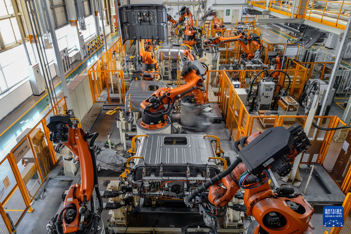 有限公司卡车厂焊装车间内,流水线上的机器人对零部件进行焊接作业