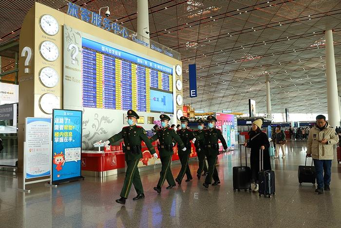     2月9日，武警北京总队某支队官兵在北京首都国际机场T3航站楼内执勤巡逻。新华社发（麻振宏 摄）