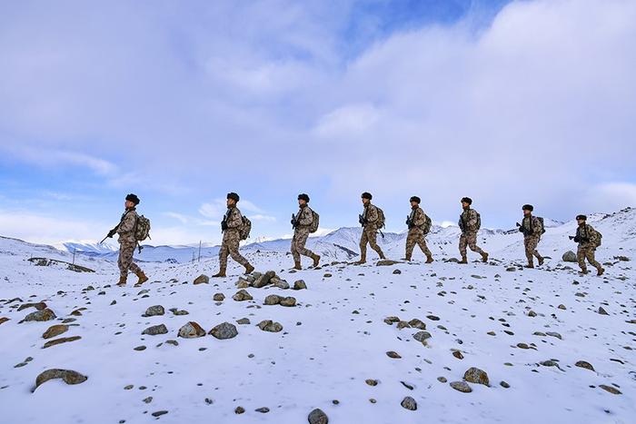     2月9日，驻守帕米尔高原的新疆军区某边防团红其拉甫边防连官兵踏雪巡逻。新华社发（姬文志 摄）