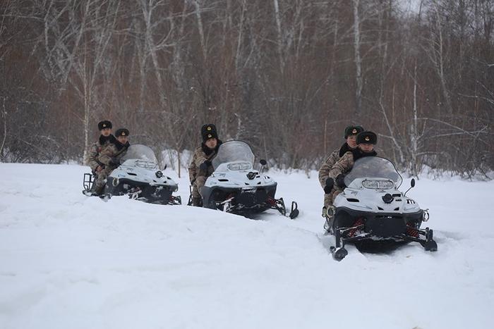     2月9日，新疆军区阿黑吐拜克边防连官兵驾驶雪地摩托在边防点位巡逻。新华社发（段伟 摄）