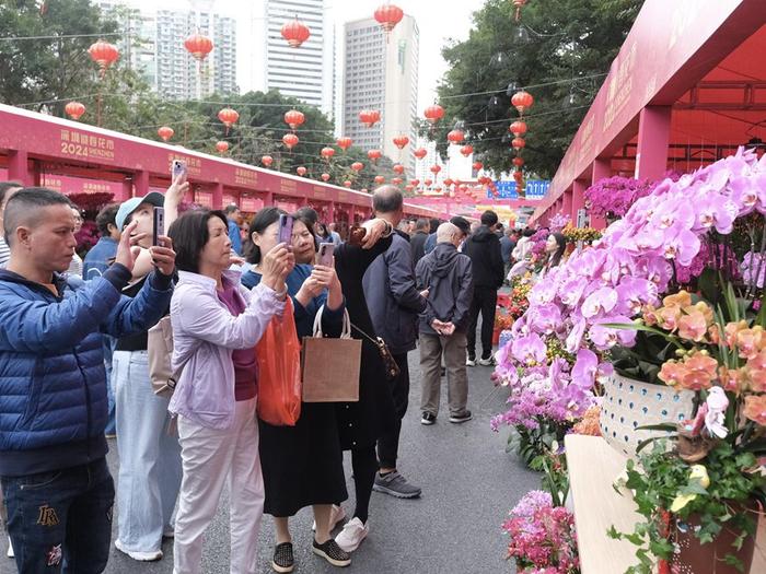 爱国路花市上，市民争相给美丽的花卉拍照。李星瑶摄