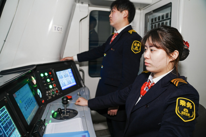 崔玉洁驾驶机车一丝不苟。