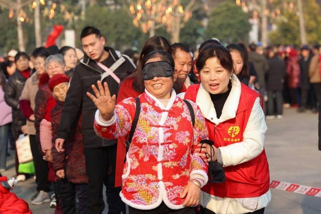 群众积极参与活动。李莹糠摄