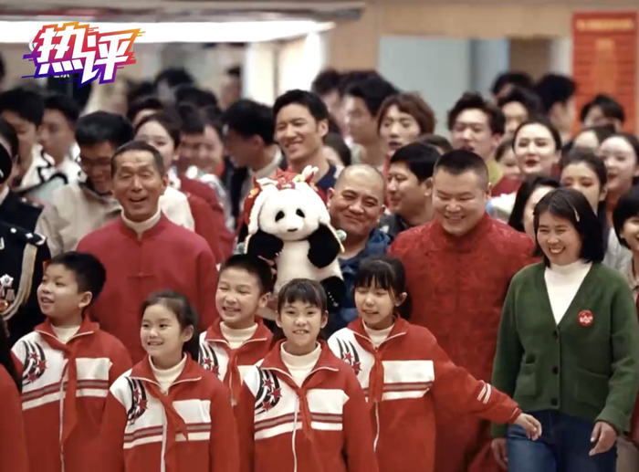 春晚前，裴爱民（最右身着绿衣者）和演员岳云鹏、观众一同入场。