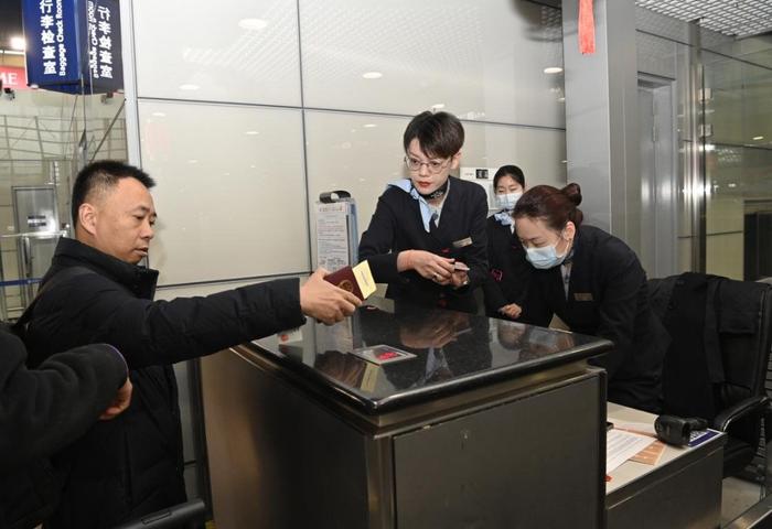 曹梦臆为出港旅客办理值机手续